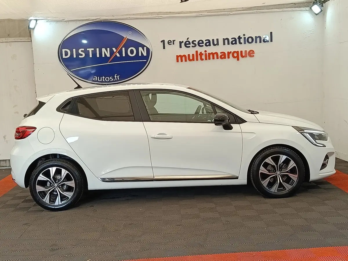 Profil droit de la Renault Clio Evolution TCe 100 GPL blanche, avec jantes alliage et rétroviseurs noirs.