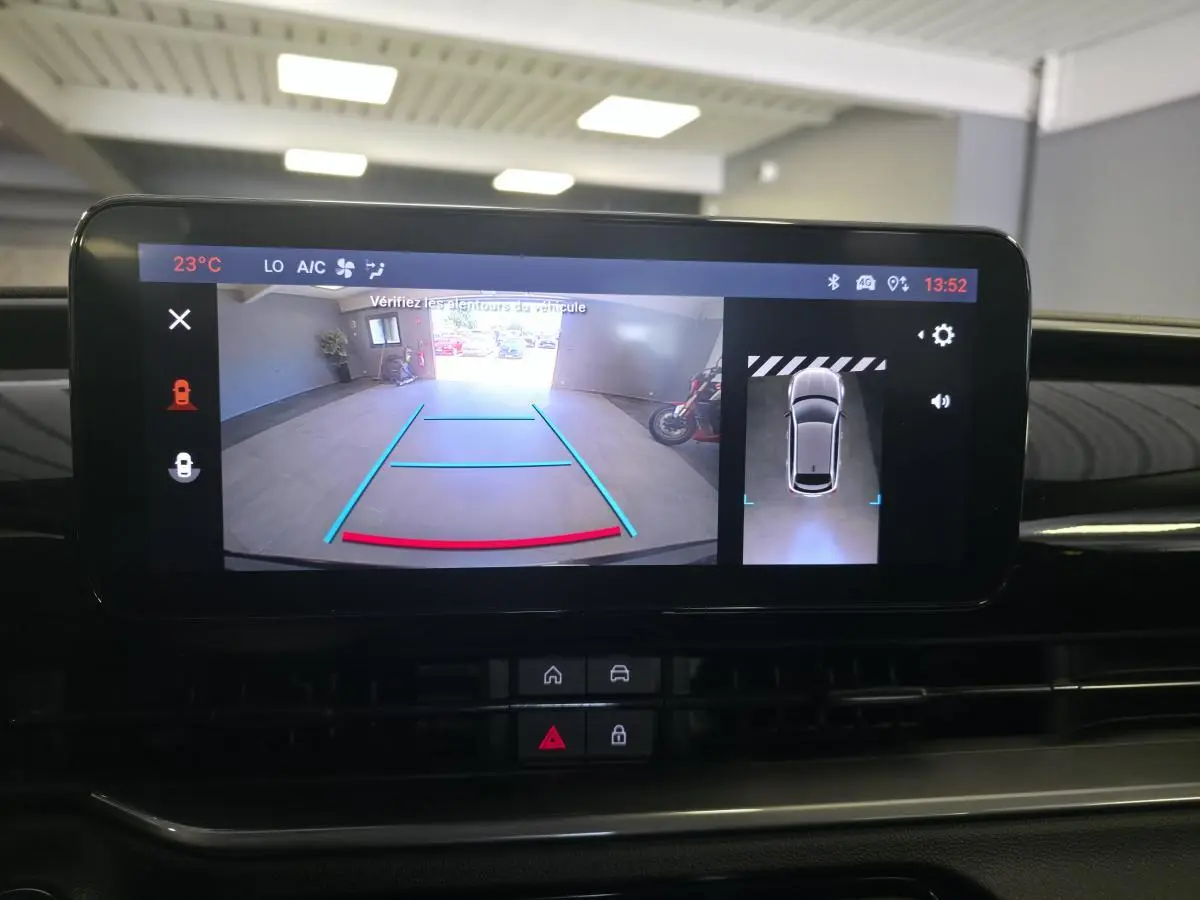 Écran central de la FIAT 600 Hybrid noir montrant la caméra de recul 180° avec guidage et vue 360° intérieure.