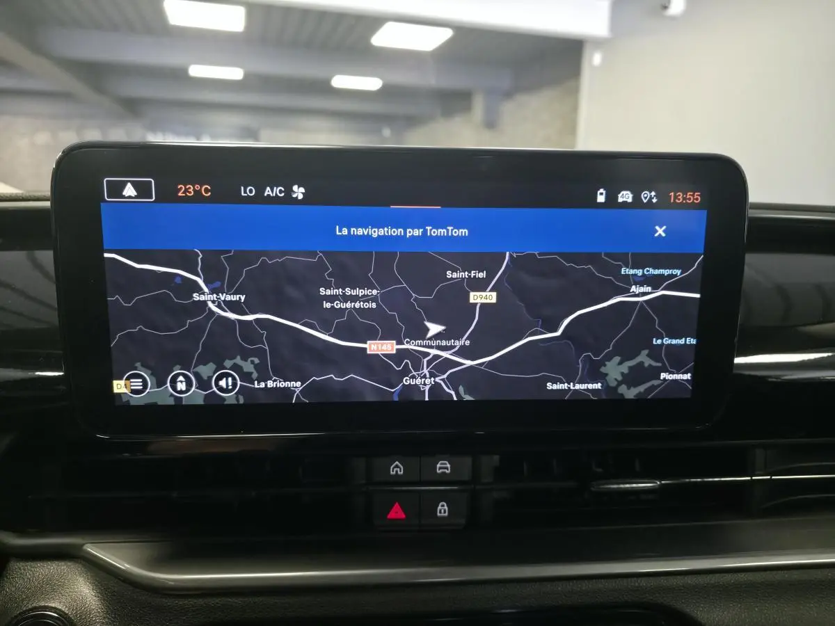 Écran central tactile du tableau de bord du Fiat 600 noir, affichant la navigation TomTom en intérieur.