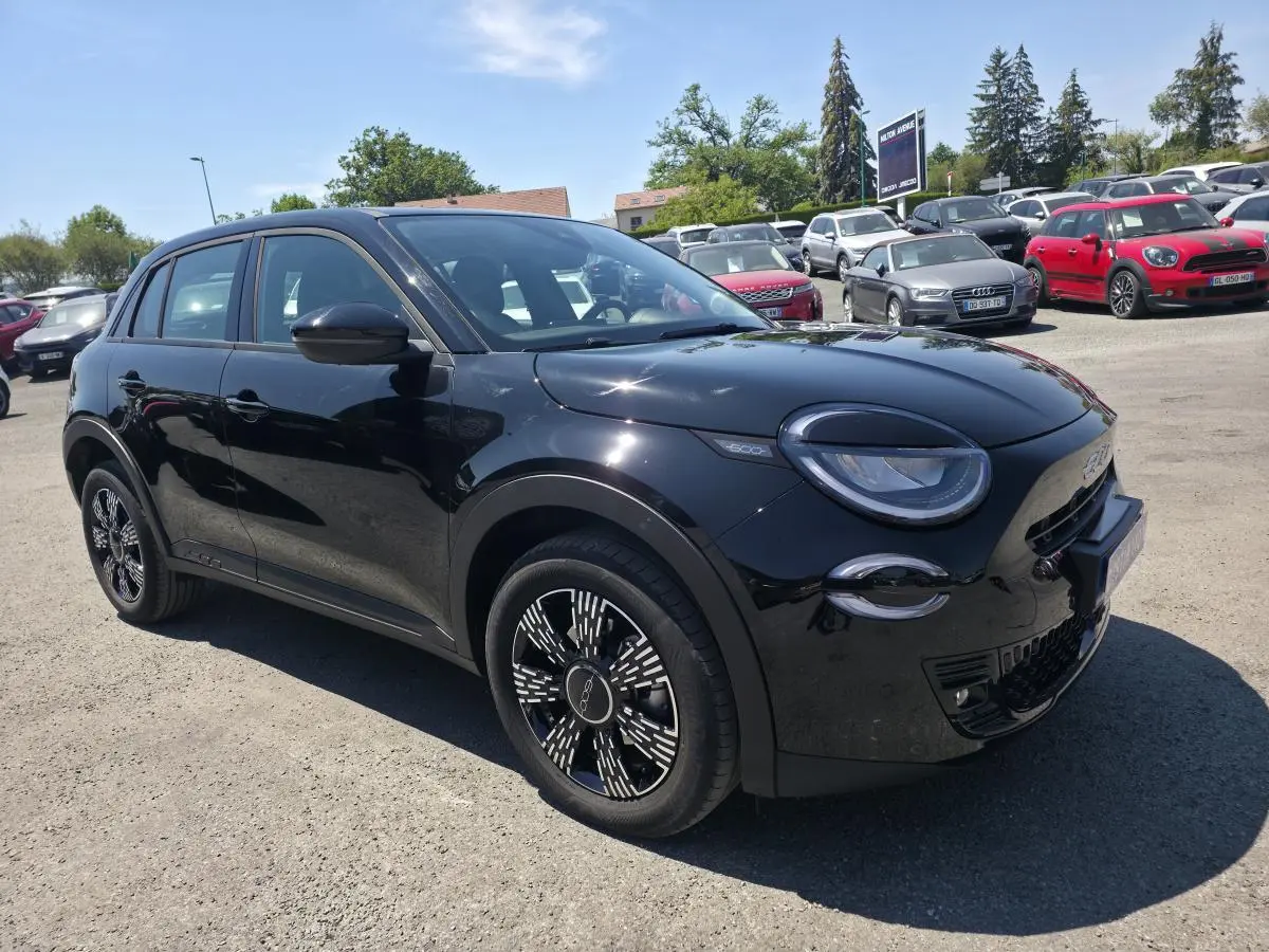 Vue 3/4 avant droite d'une FIAT 600 noire avec jantes alliage distinctives et phares LED arrondis.