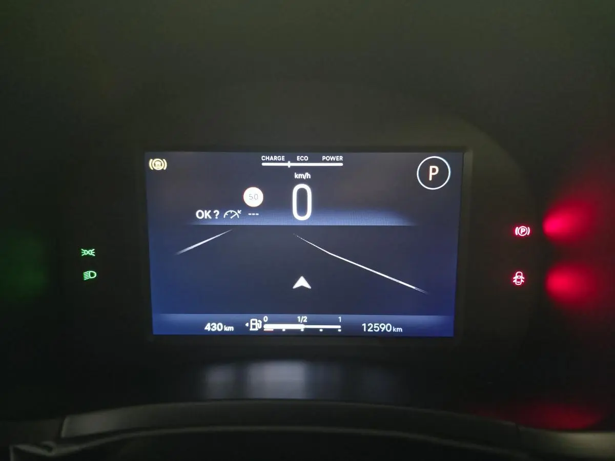 Affichage numérique du combiné d'instrumentation de la Fiat 600 Hybrid 2025, avec indication vitesse à 0 km/h et voyants allumés.