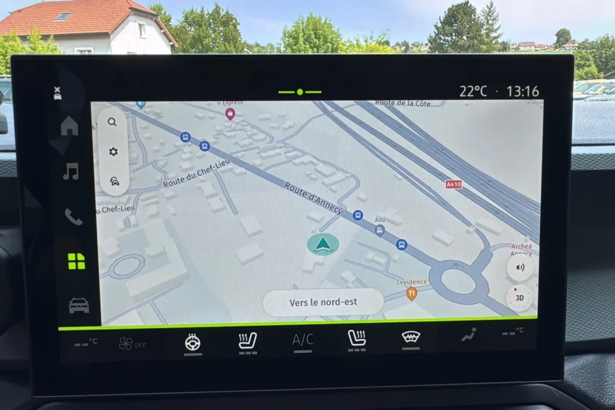 Écran tactile du système de navigation du Dacia Bigster 2025, affichant une carte avec itinéraire vers le nord-est.
