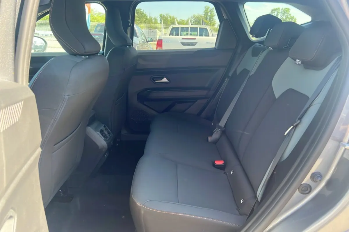 Vue intérieure arrière côté droit des sièges arrière noirs du Dacia Bigster TCE 130 4x4 Extreme Plus gris schiste 2025.