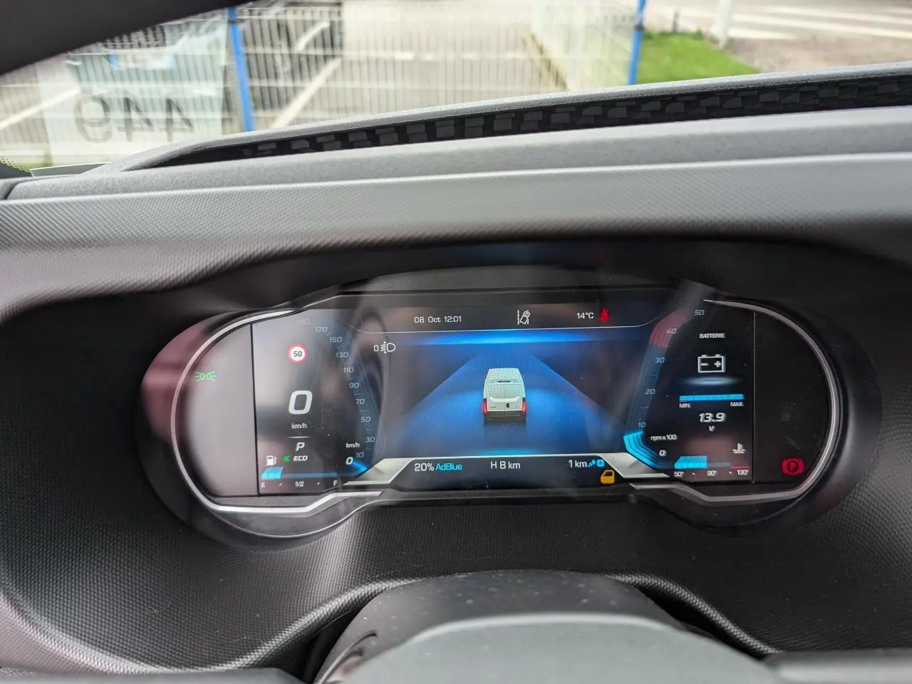 Tableau de bord numérique du Iveco Daily 35S16 blanc montrant vitesse, autonomie AdBlue et indicateurs divers.