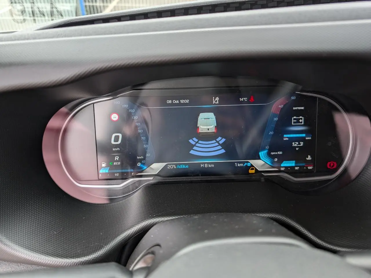 Tableau de bord numérique du Iveco Daily 35S16 avec affichage de la batterie, vitesse et assistance au stationnement.