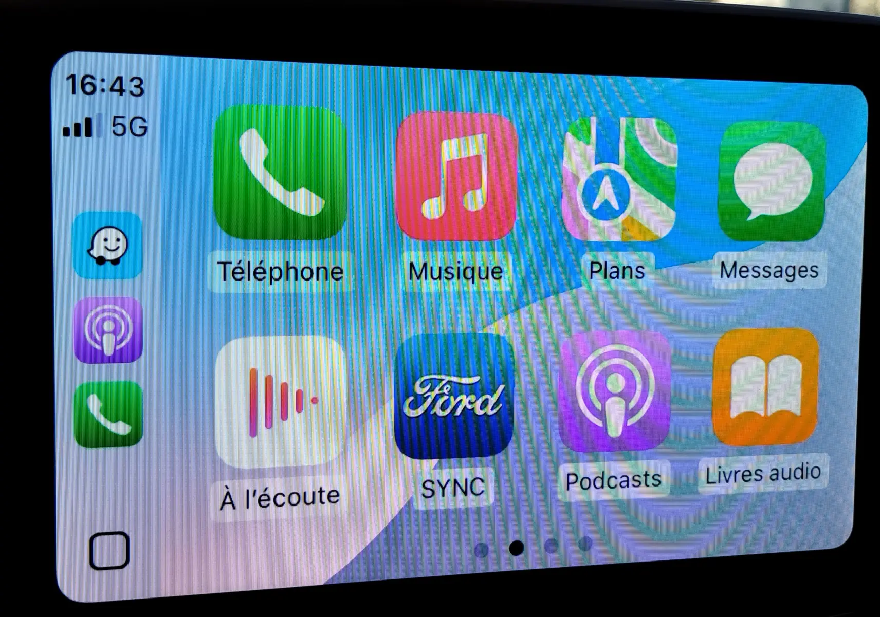 Écran tactile intérieur du Ford Puma 2020 affichant les applications Apple CarPlay avec interface colorée et claire.