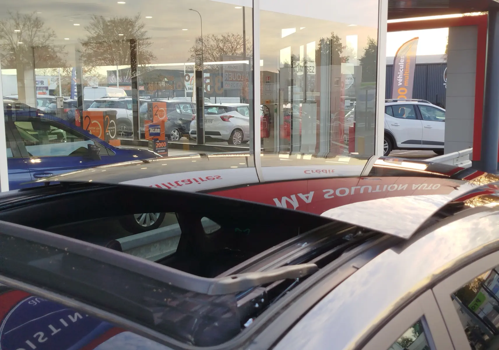 Toit ouvrant panoramique ouvert sur le dessus d'un Ford Puma gris métallisé Fashion Gris Magnetic.