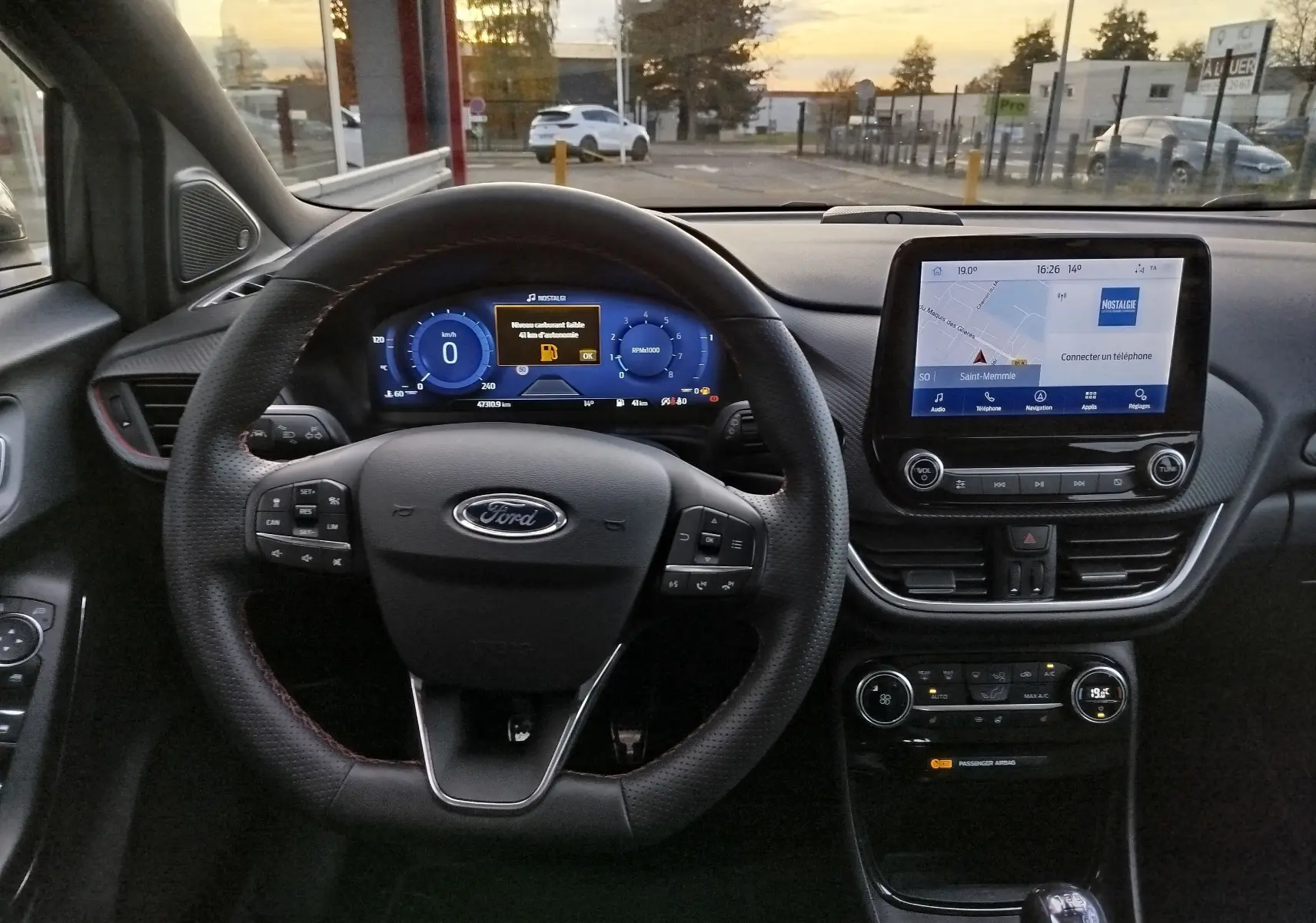 Vue intérieure du tableau de bord et volant du Ford Puma 1.0 EcoBoost, avec écran tactile et commandes au volant.