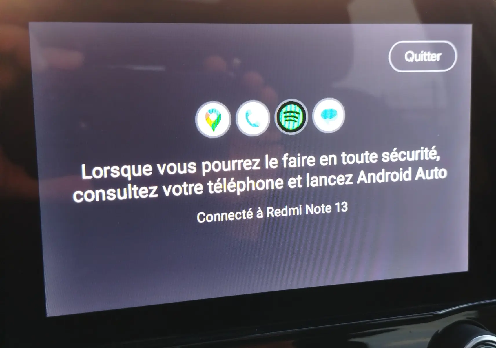 Écran central du Ford Puma 2020 en gris métallisé, affichant la connexion Android Auto avec un Redmi Note 13.