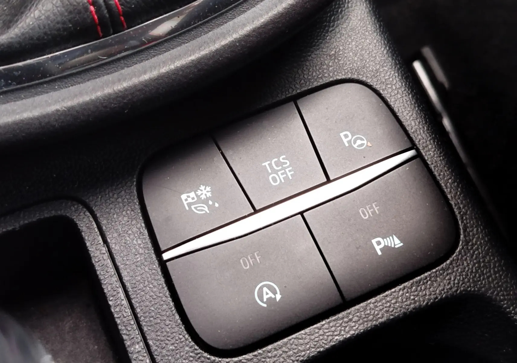 Gros plan sur les boutons de commande du système d'aide à la conduite dans une Ford Puma gris métallisé de 2020.