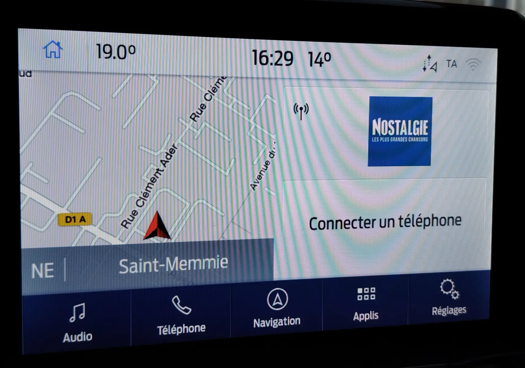 Écran tactile de navigation de la Ford Puma 2020 affichant une carte et options multimédia en intérieur noir.