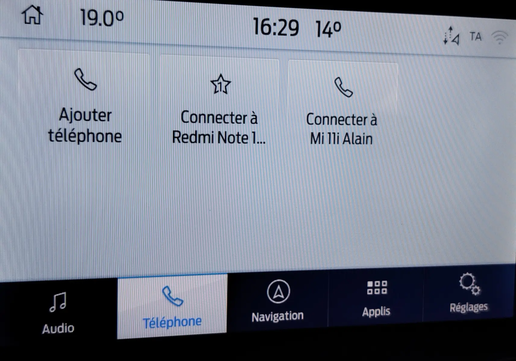 Écran tactile central du Ford Puma 2020 montrant les options de connexion téléphone avec interface claire en intérieur