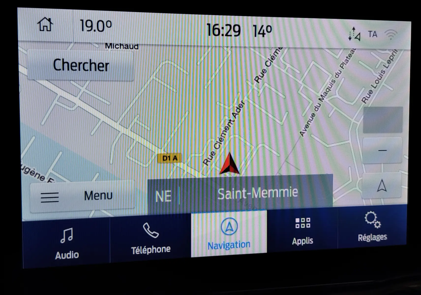 Vue avant droite du Ford Puma 1.0 EcoBoost gris métallisé, mettant en valeur ses phares LED et sa calandre sportive.