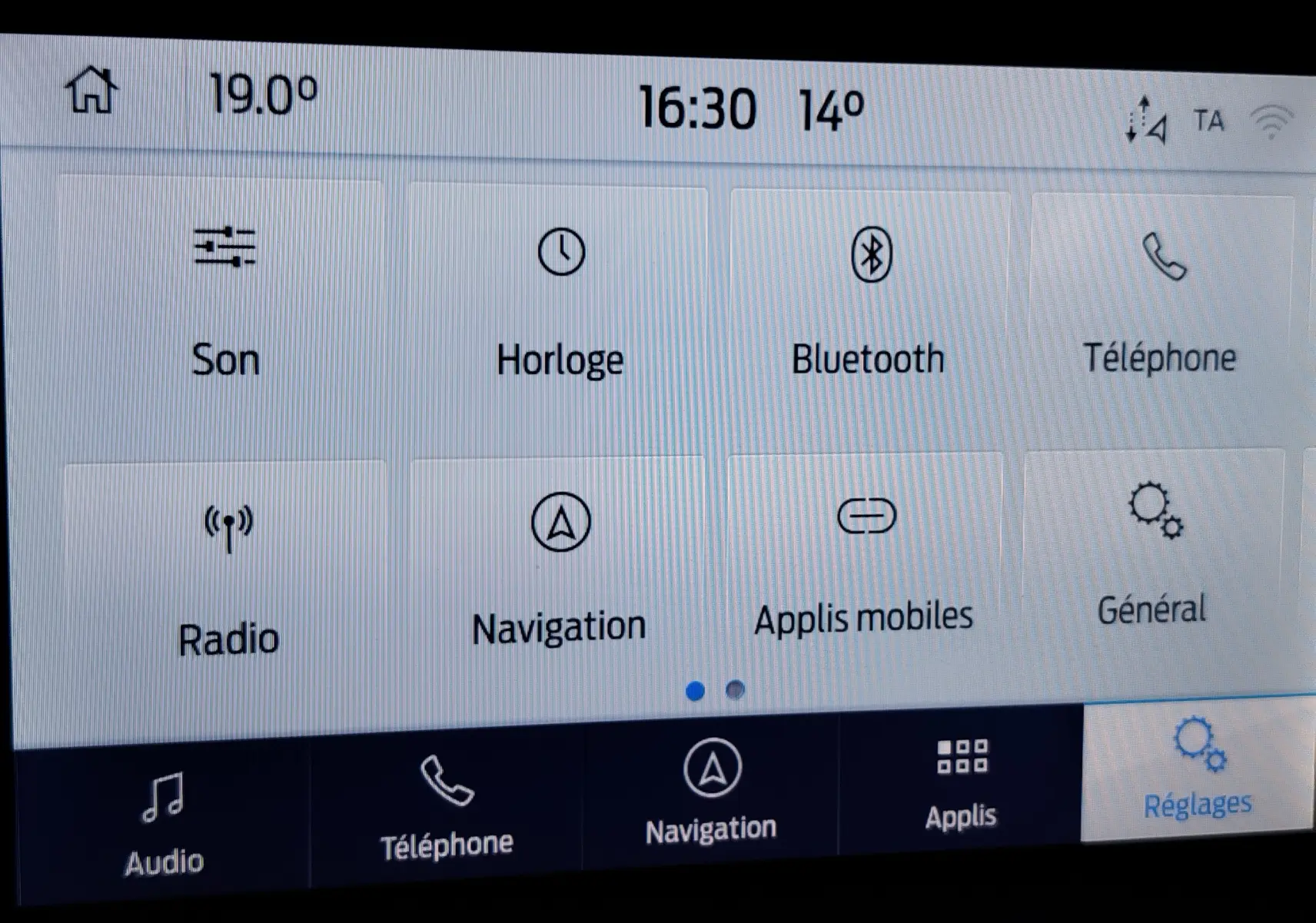 Écran tactile du système multimédia Ford Puma 2020 affichant les options Son, Horloge, Bluetooth, Téléphone, Radio et Navigation.
