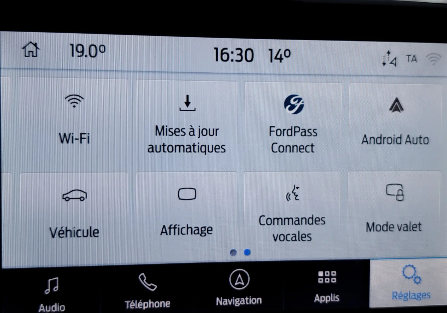 Écran tactile central du Ford Puma 2020 affichant les options Wi-Fi, FordPass et Android Auto en interface claire.