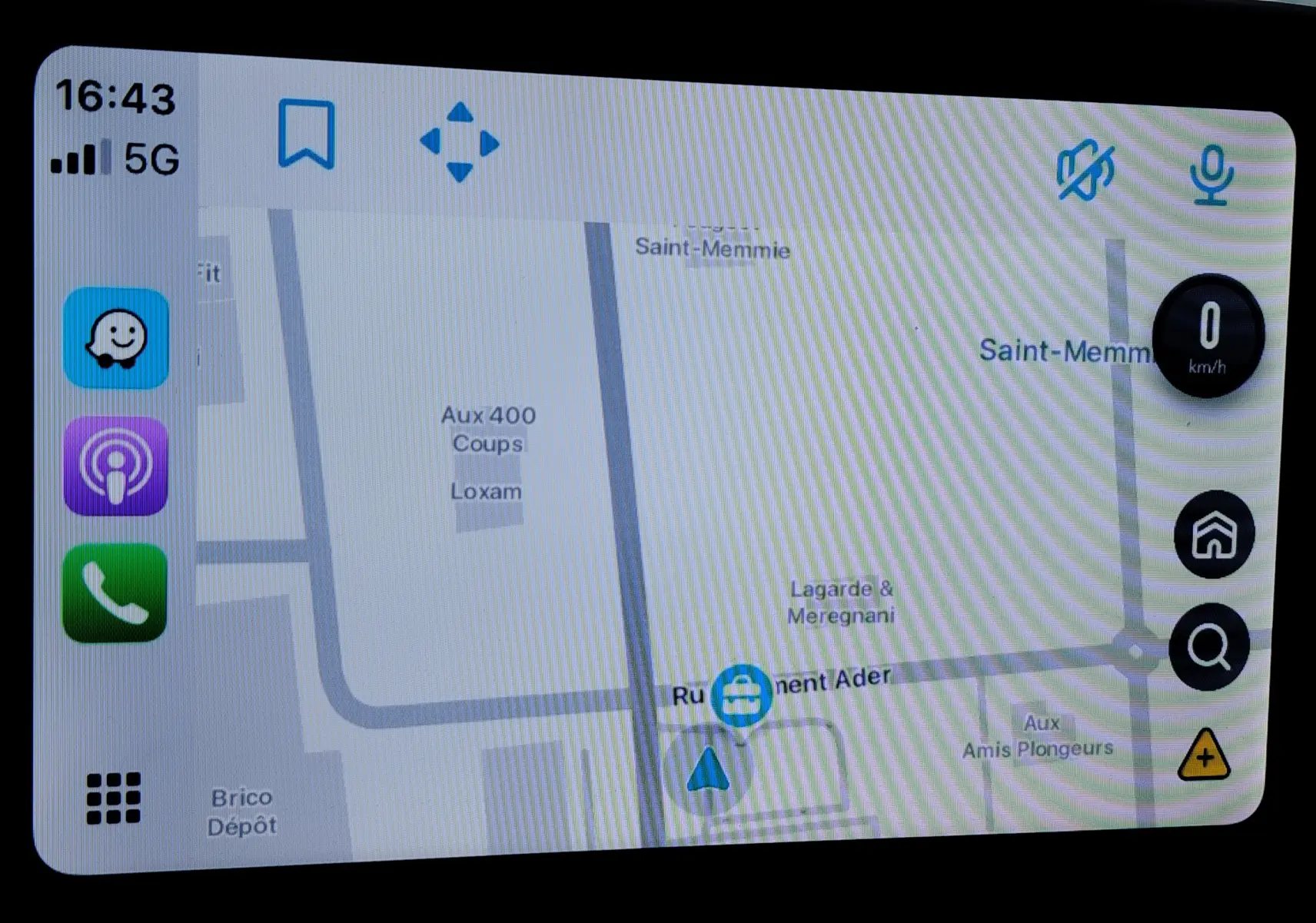 Écran de navigation du Ford Puma 1.0 EcoBoost gris, affichant une carte avec options connectées en vue frontale.