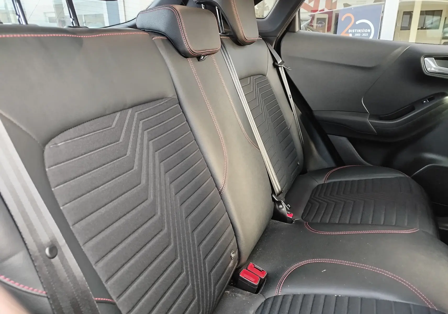 Vue latérale droite des sièges arrière noirs avec surpiqûres rouges du Ford Puma 1.0 EcoBoost 2020 finition ST-Line X