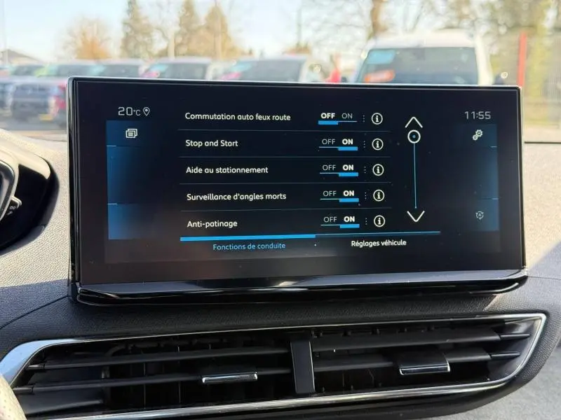 Écran tactile central du Peugeot 3008 2024 affichant les réglages d'aides à la conduite dans un intérieur moderne.