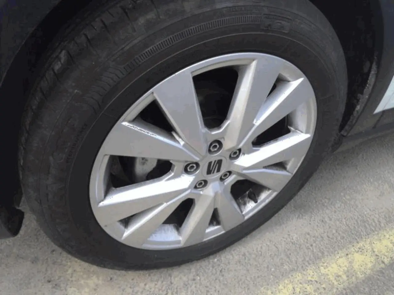 Gros plan sur la jante alliage 17 pouces argentée côté avant droit du SEAT Arona blanc Nevada.