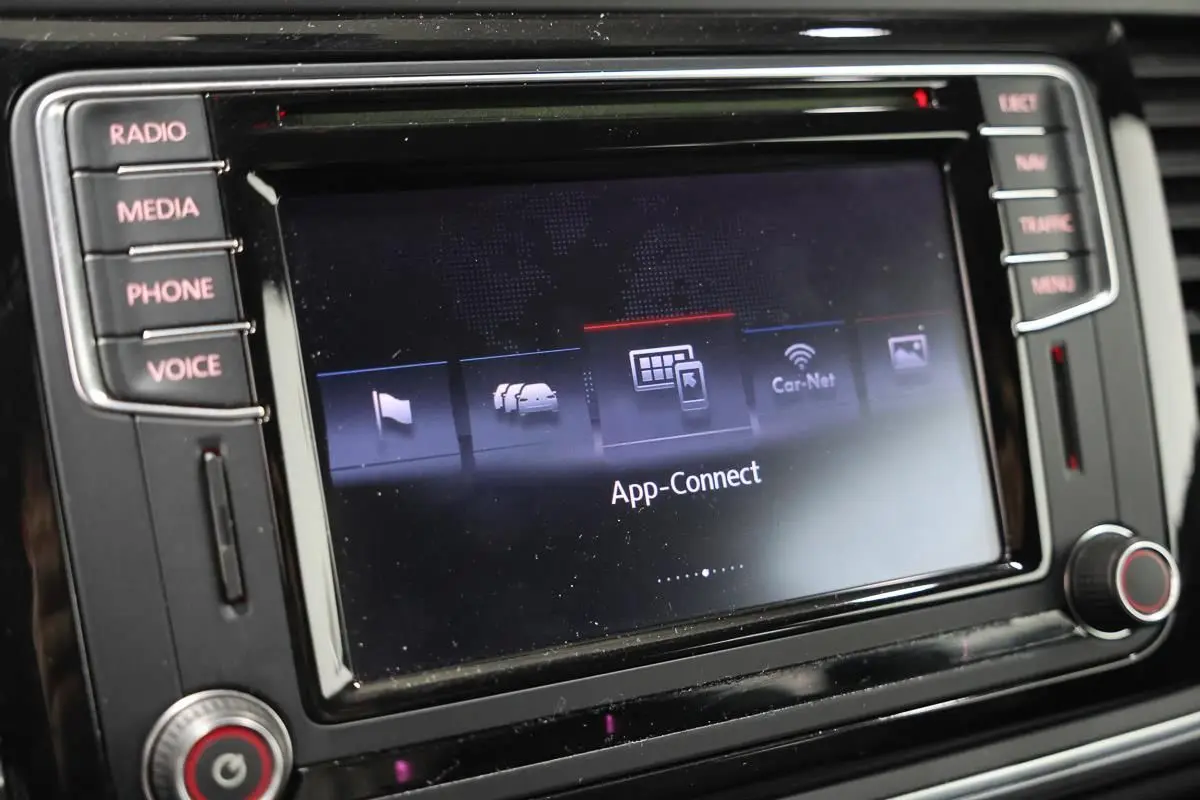Gros plan sur l'écran tactile central du Volkswagen Coccinelle 2016, affichant le menu App-Connect.