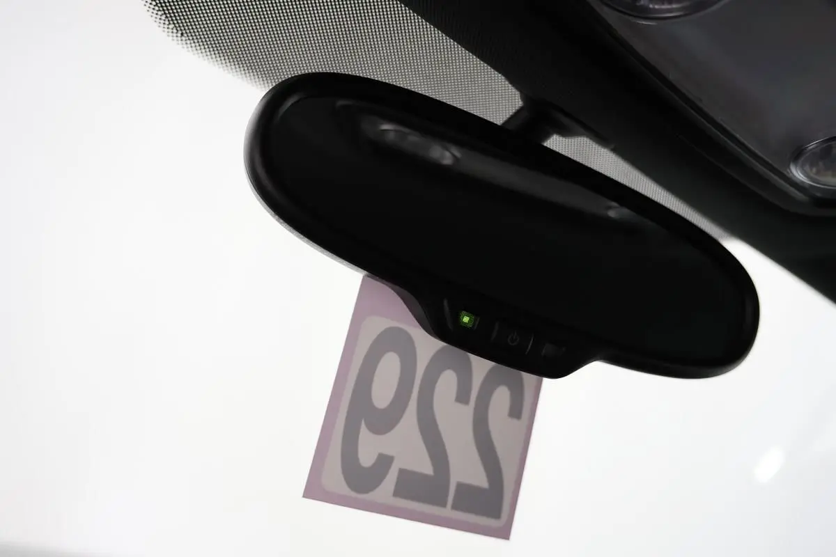 Gros plan sur le rétroviseur intérieur noir avec indication lumineuse, intérieur de Volkswagen Coccinelle 2016.