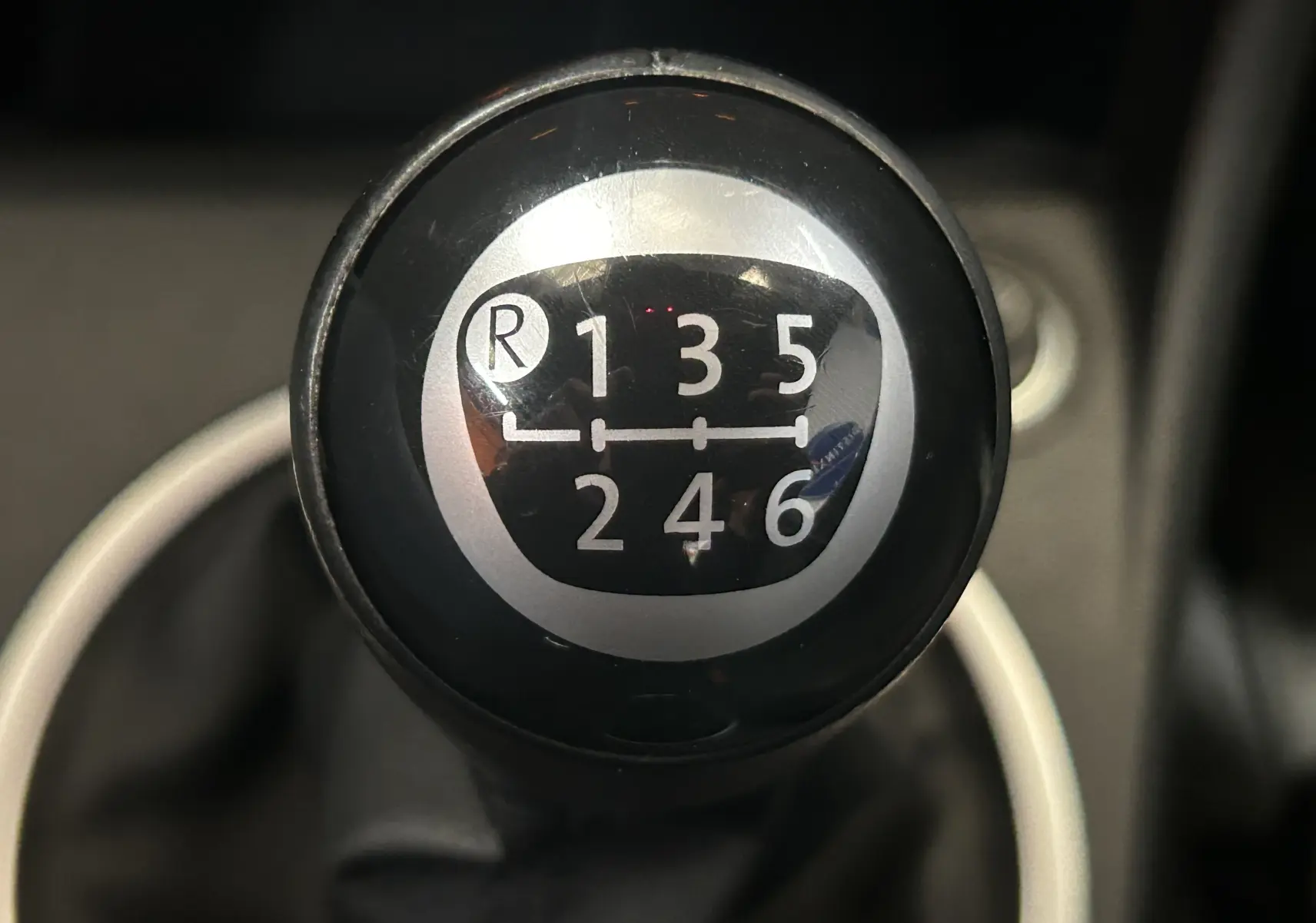 Gros plan sur le pommeau de la boîte manuelle 6 vitesses de la Volkswagen Coccinelle gris 2016.