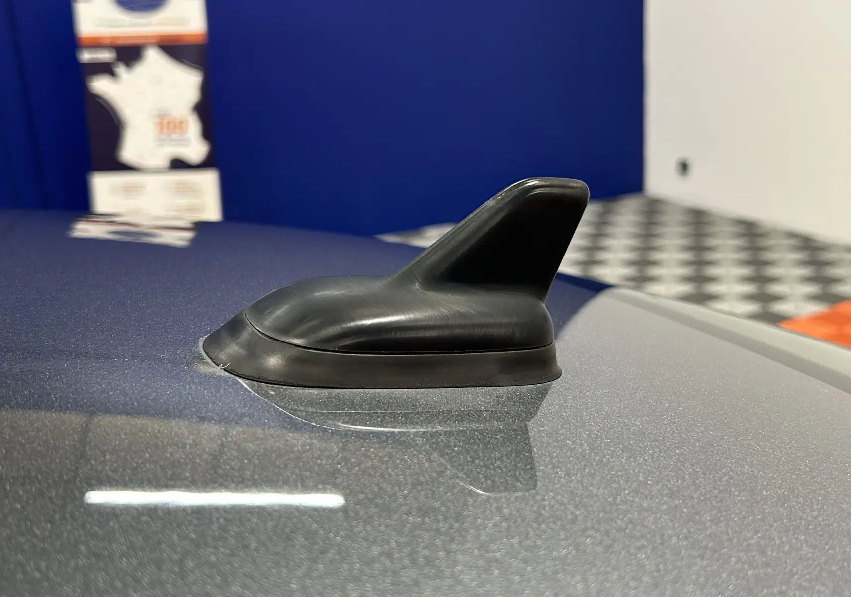 Gros plan sur l’antenne requin noire sur le toit gris métallisé d’une Volkswagen Coccinelle 2016.