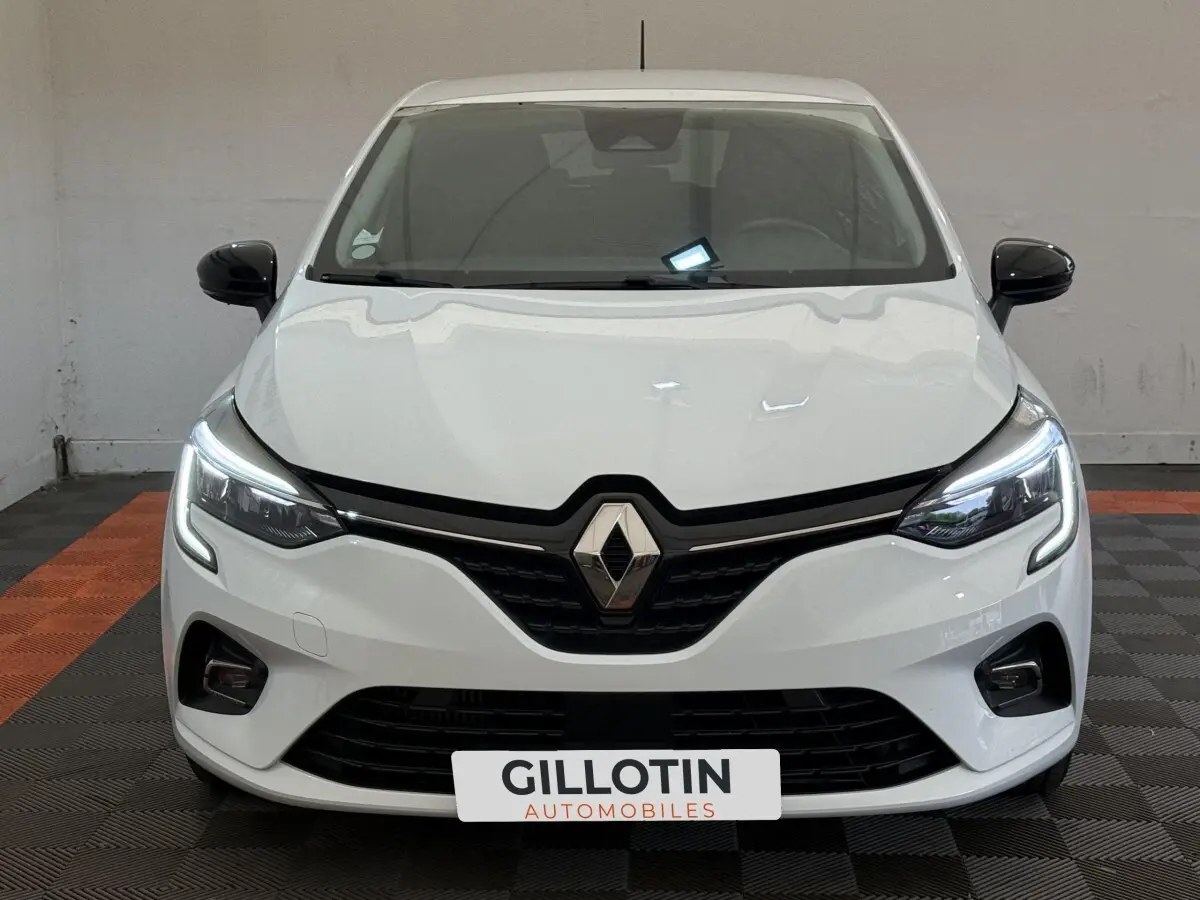 Vue avant d'une Renault Clio Evolution TCe 100 GPL blanche avec phares LED et rétroviseurs noirs.