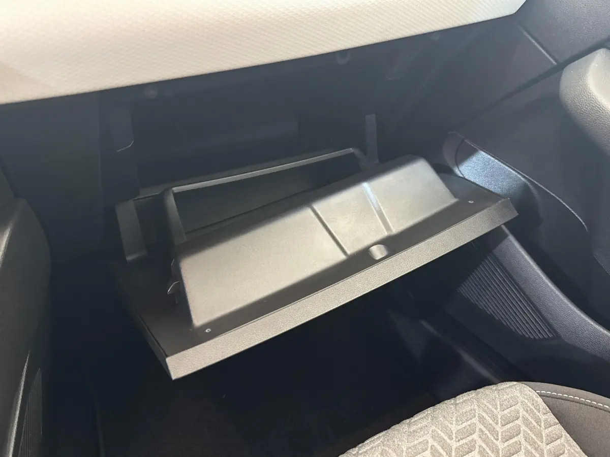 Gros plan sur la boîte à gants ouverte côté passager dans l’habitacle de la Renault Clio Evolution TCe 100 GPL 2023.