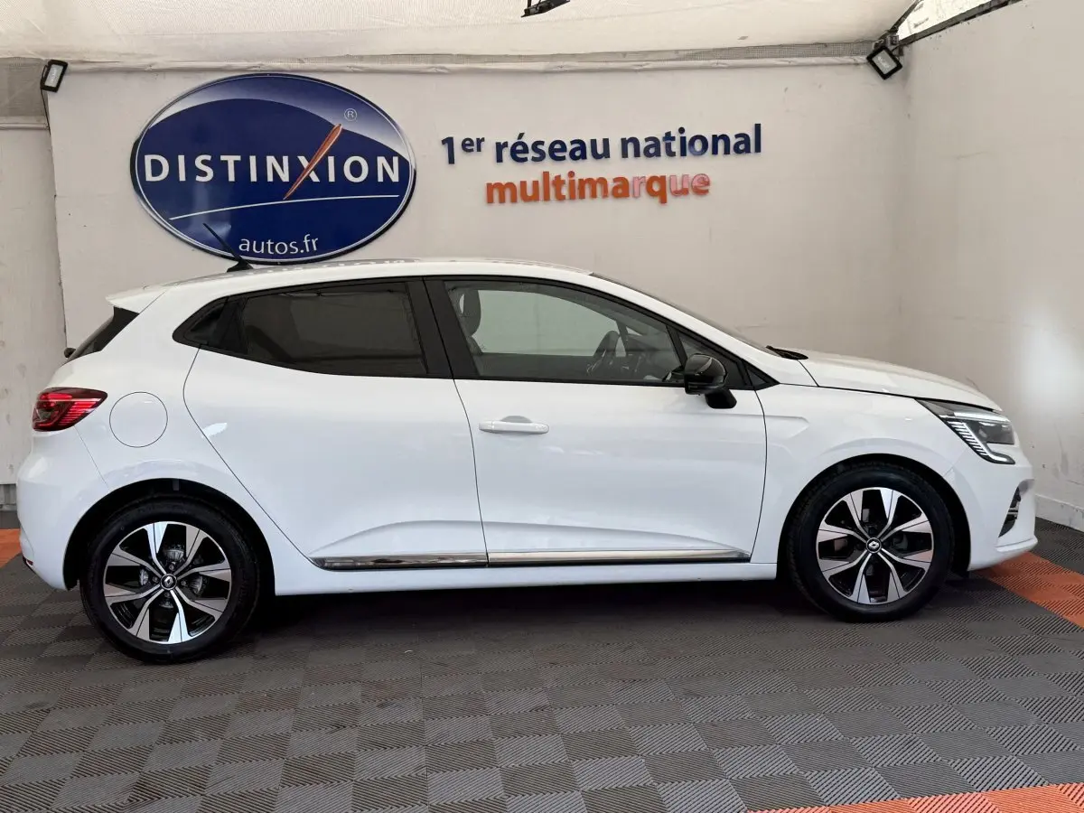 Profil droit de la Renault Clio blanche Evolution TCe 100 GPL 2023, avec jantes alliage et rétroviseurs noirs.