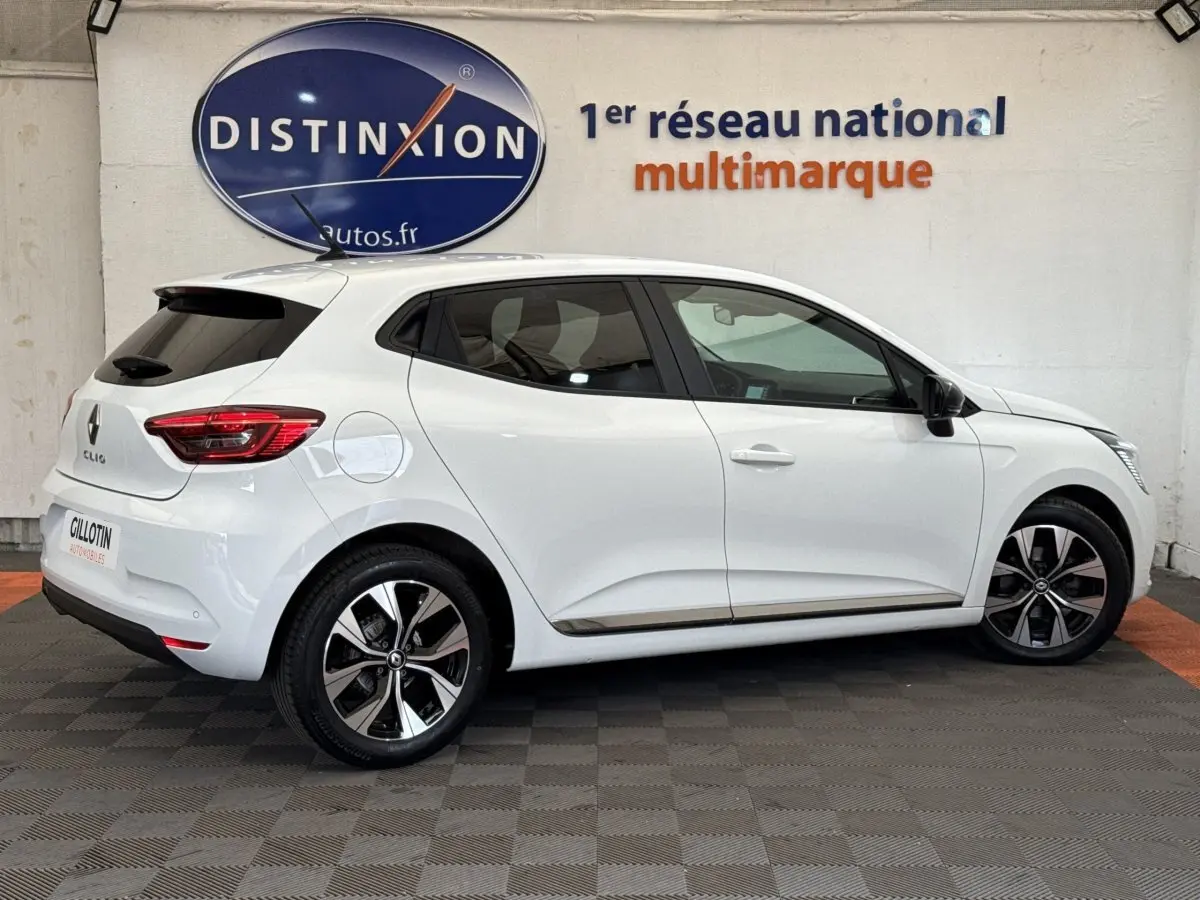 Renault Clio Evolution TCe 100 GPL blanc vue de profil côté droit, jantes alliage et vitres teintées.
