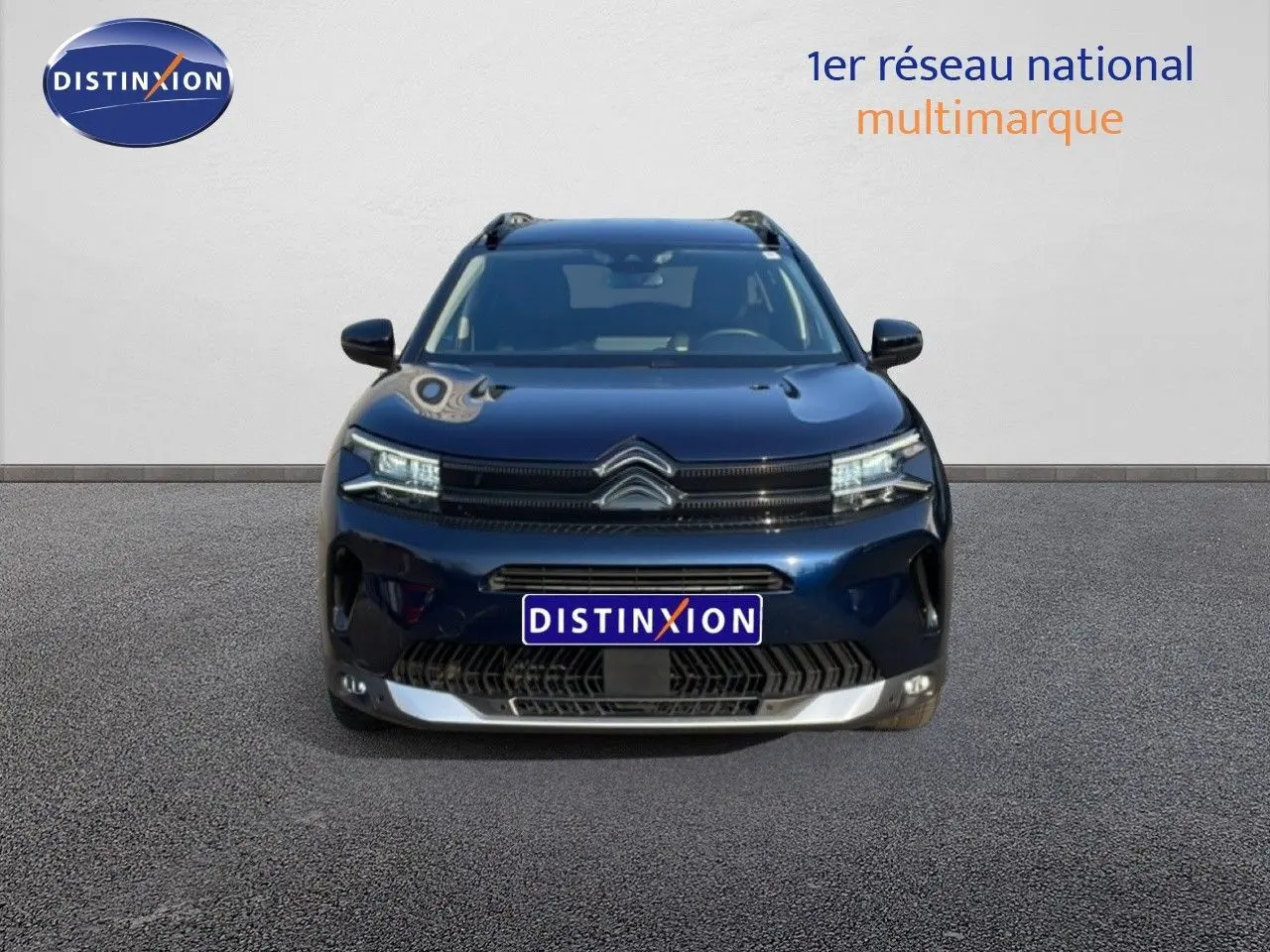 Vue avant du Citroën C5 Aircross bleu Eclipse Metal avec calandre noire et détails chromés sur pare-chocs.