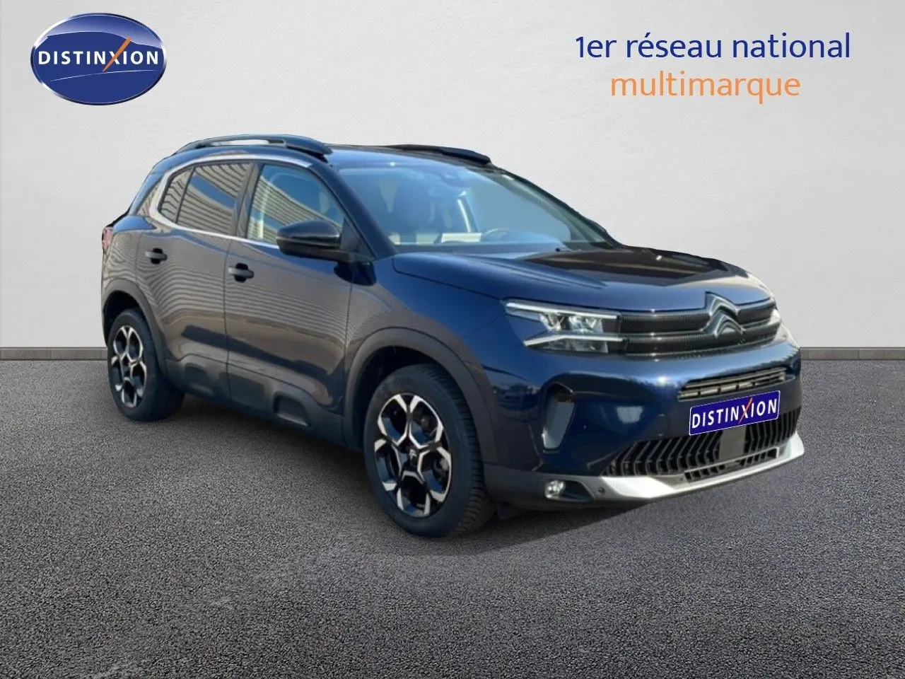 Citroën C5 Aircross bleu Eclipse métal en 3/4 avant droit, avec jantes bi-ton et toit noir contrasté.
