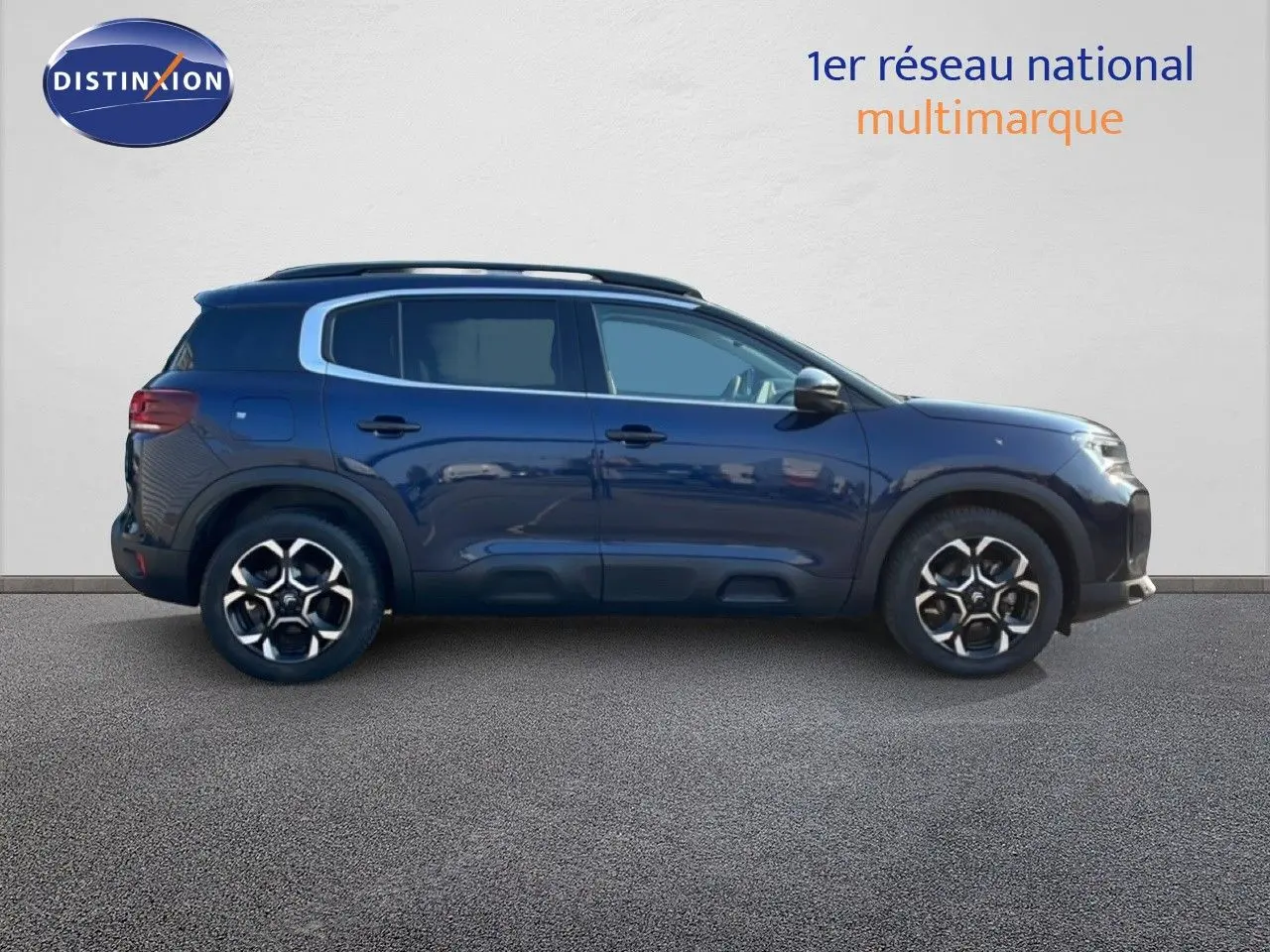 Profil droit du Citroën C5 Aircross 2025 bleu Eclipse Métal avec jantes alliage et toit noir contrasté.
