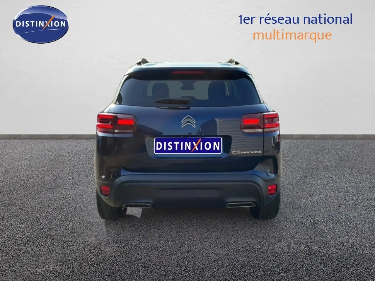 Vue arrière d'un Citroën C5 Aircross 2025 bleu Eclipse Métal avec feux arrière allumés sur fond neutre.