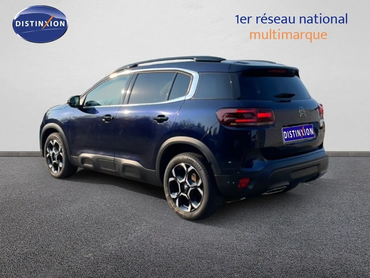Citroën C5 Aircross bleu Eclipse métal en 3/4 arrière droit, avec toit panoramique et jantes bi-ton.