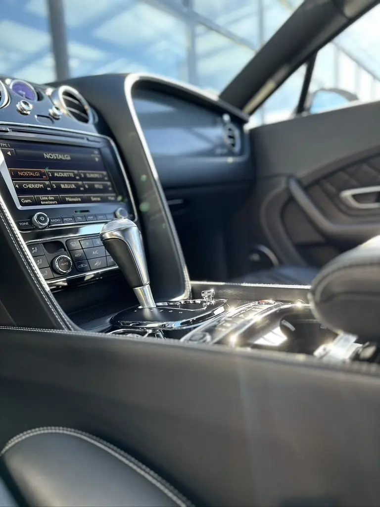 Intérieur noir de Bentley Continental GT Speed 2015, vue rapprochée sur la console centrale et levier de vitesse automatique.