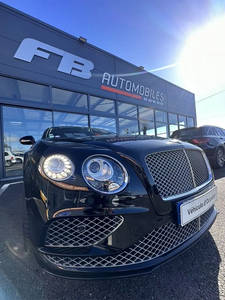 Vue 3/4 avant d'une Bentley Continental GT Speed noire 2015 avec calandre et phares LED distinctifs.
