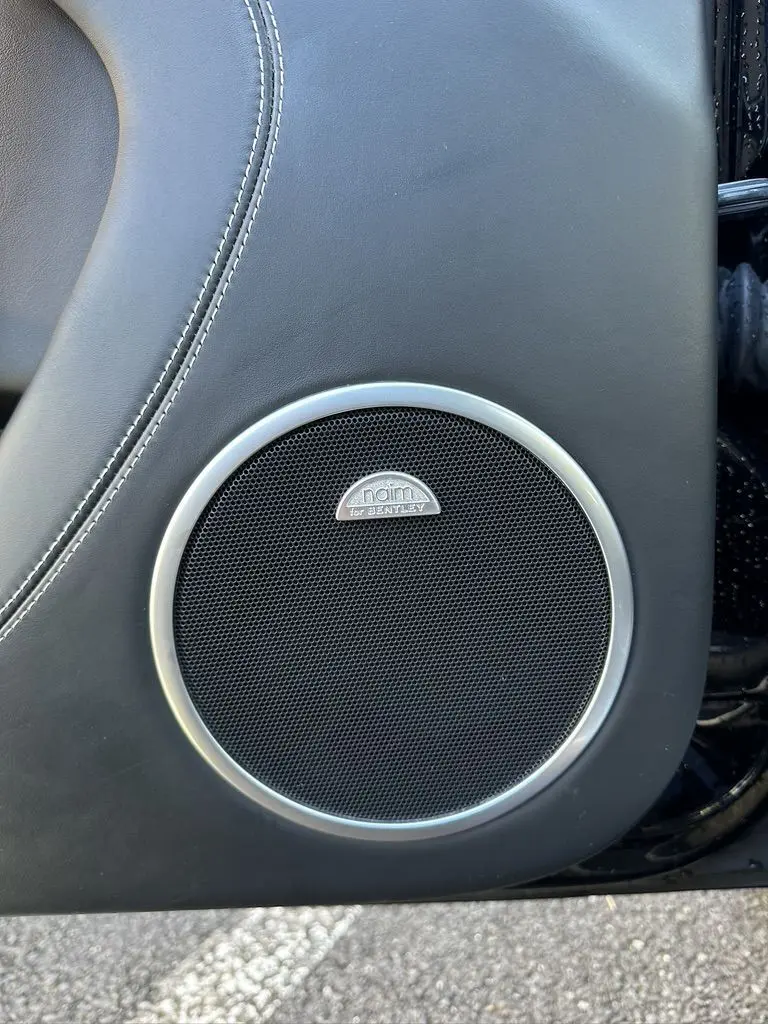 Haut-parleur Naim intégré dans la porte en cuir noir de la Bentley Continental GT Speed 2015.