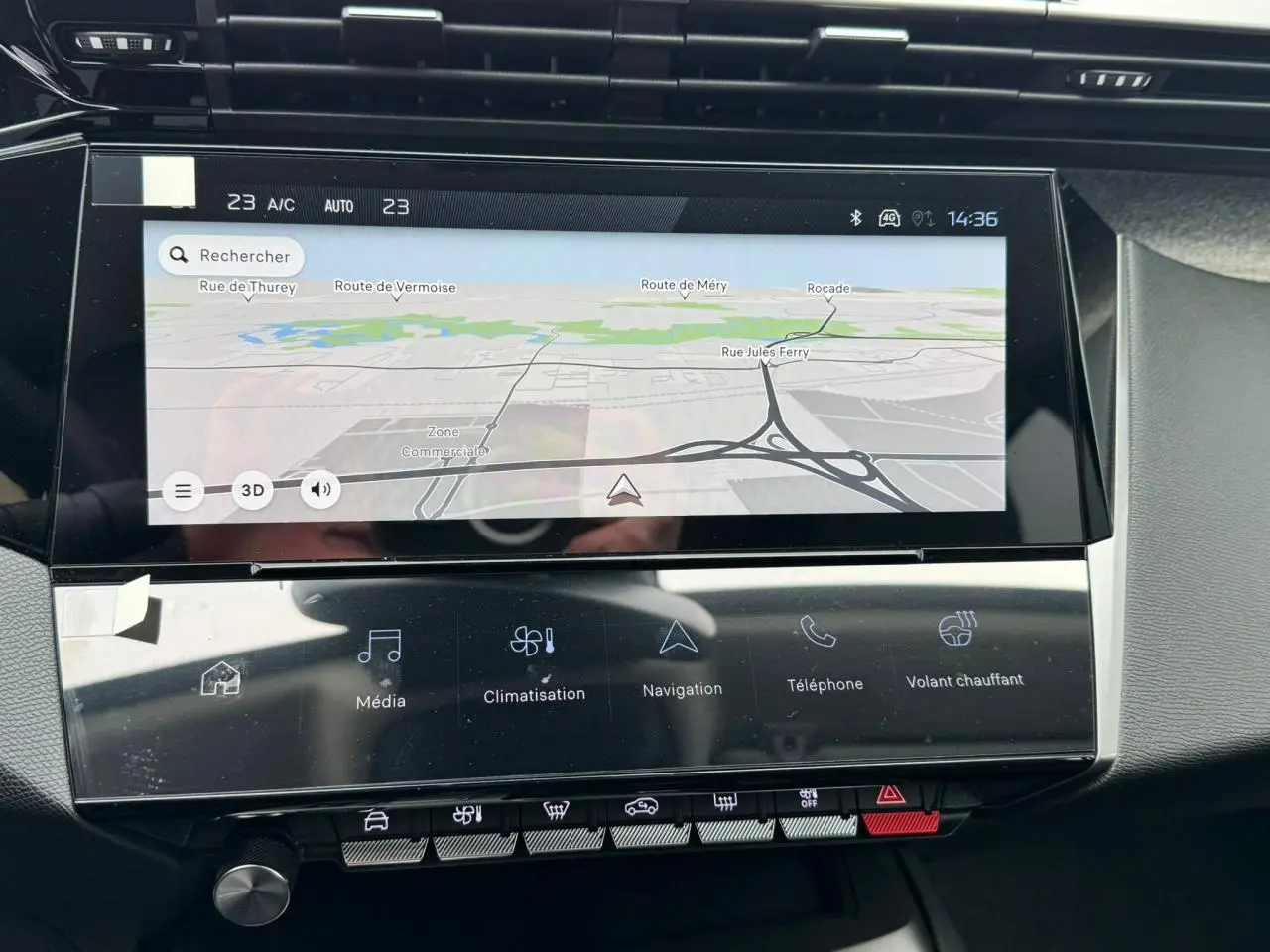 Écran tactile central 10'' du Peugeot 308 SW blanc, affichant la navigation avec commandes multimédia et climatisation.