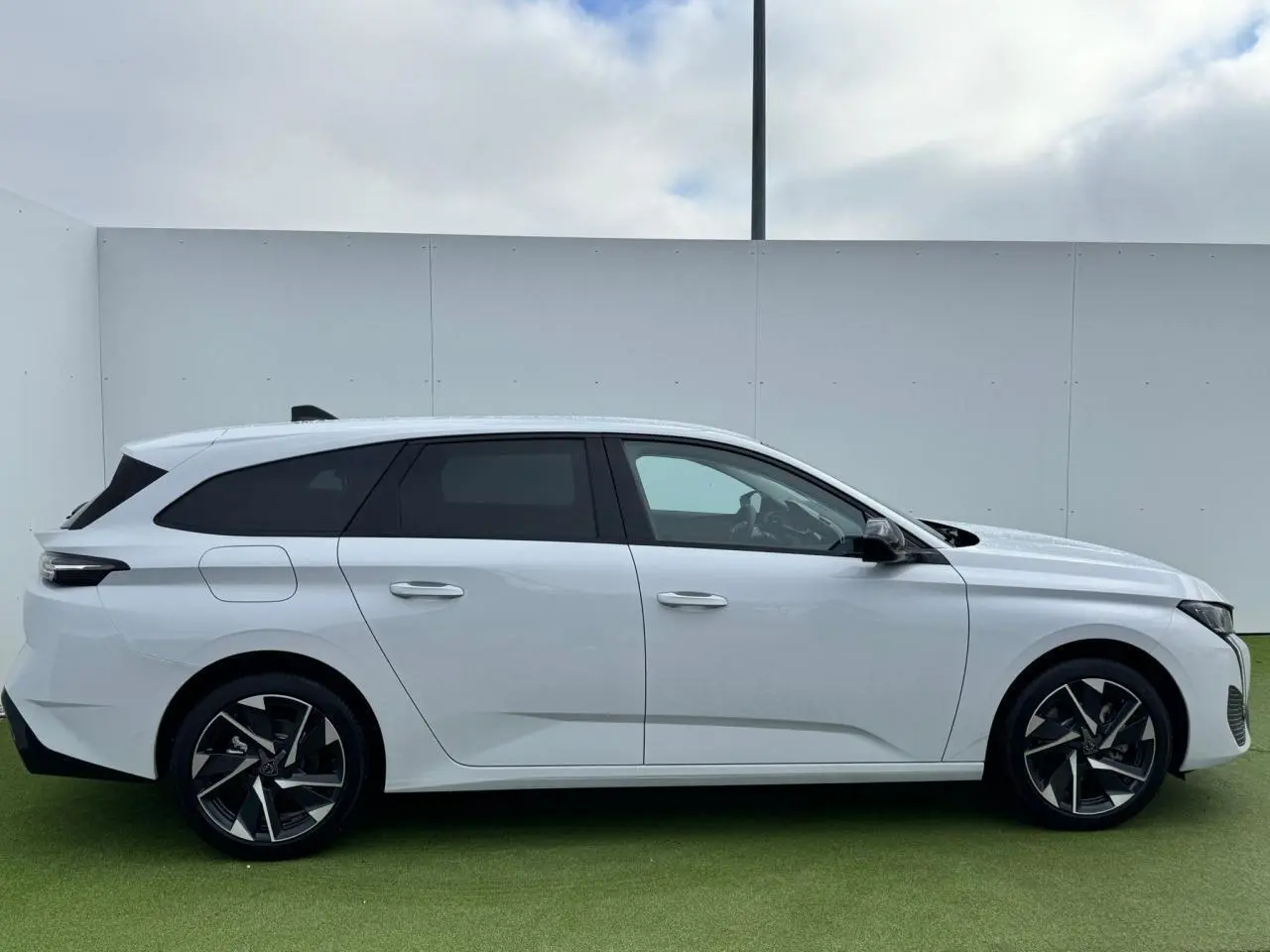 Peugeot 308 SW blanc Okenite vue de profil côté gauche, avec jantes alliage 17'' Halong diamantées.