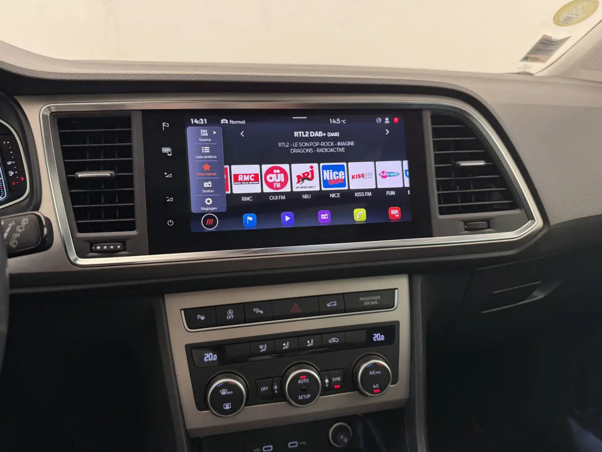 Vue rapprochée du tableau de bord noir du SEAT Ateca 2023 avec écran tactile central et commandes de climatisation.