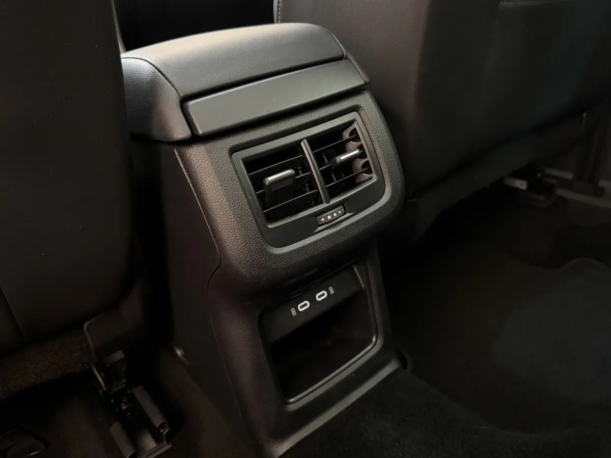 Gros plan sur la console arrière noire du SEAT Ateca 2023 avec bouches d'aération et ports USB visibles.