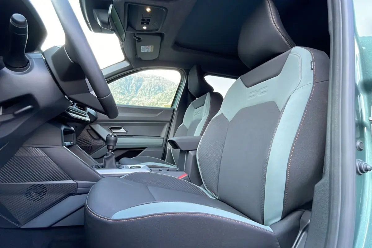 Intérieur du Dacia Bigster TCE 130 4x4 Extreme Plus 2025, vue côté droit sur les sièges bi-ton et la boîte manuelle.