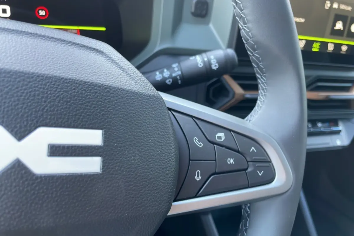 Gros plan sur le volant du Dacia Bigster TCE 130 4x4 Extreme Plus 2025 avec commandes multifonctions visibles.