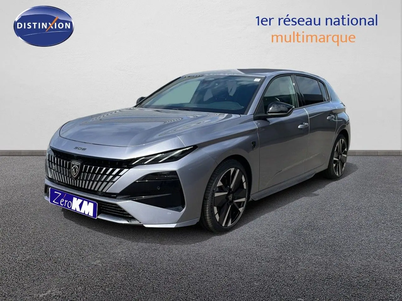 Peugeot 308 1.2 Hybrid gris Artense métal vue 3/4 avant avec calandre distinctive et jantes noires.