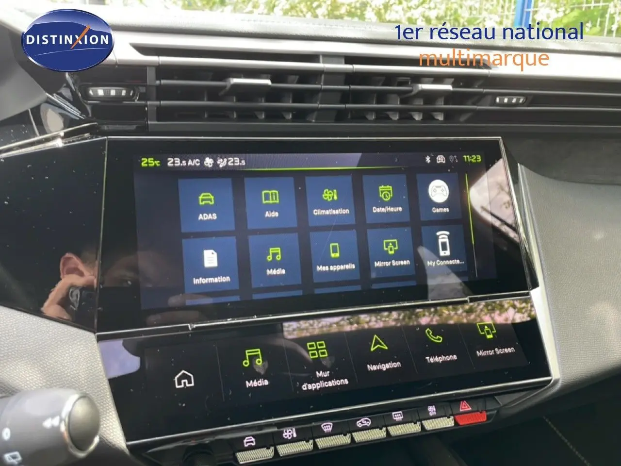 Intérieur de la Peugeot 308 gris Artense, vue sur l’écran tactile central et la console avec commandes numériques.
