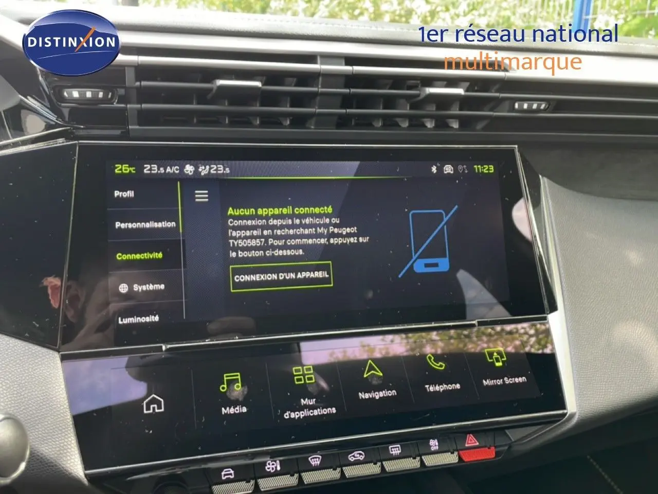 Écran tactile central du tableau de bord de la Peugeot 308 gris Artense, affichant le menu connectivité.