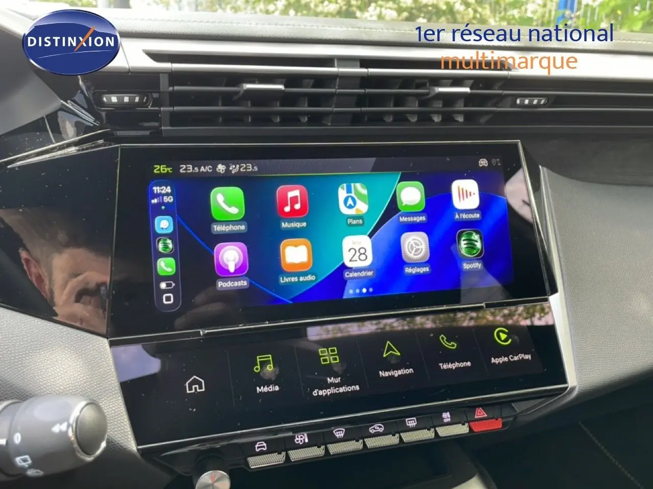 Vue rapprochée de l'écran tactile central du tableau de bord de la Peugeot 308 gris Artense, affichant les applications multimédia.