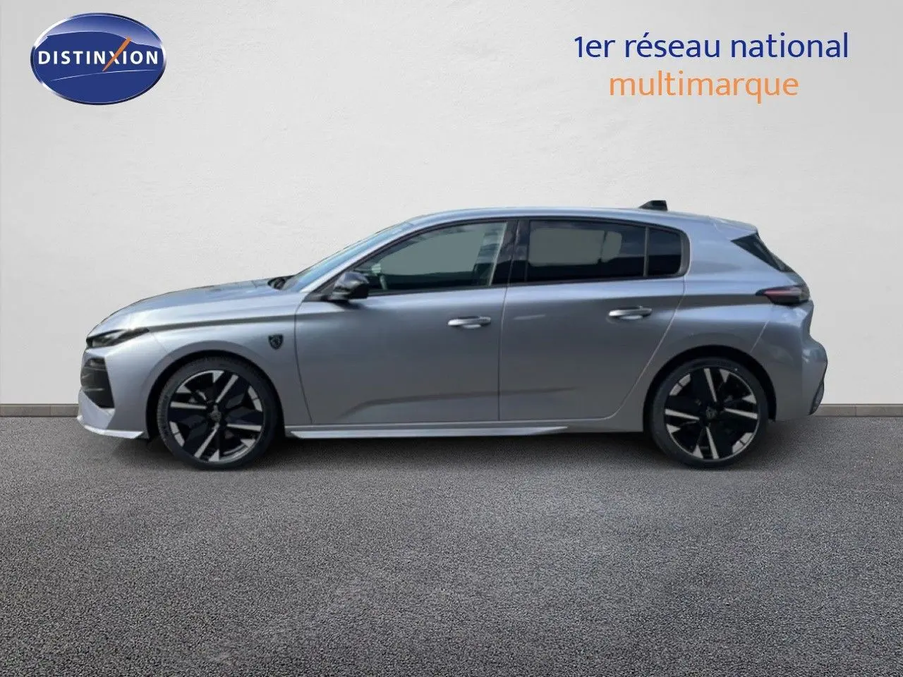 Profil côté gauche d'une Peugeot 308 gris Artense métal 2026 avec jantes noires et design moderne.